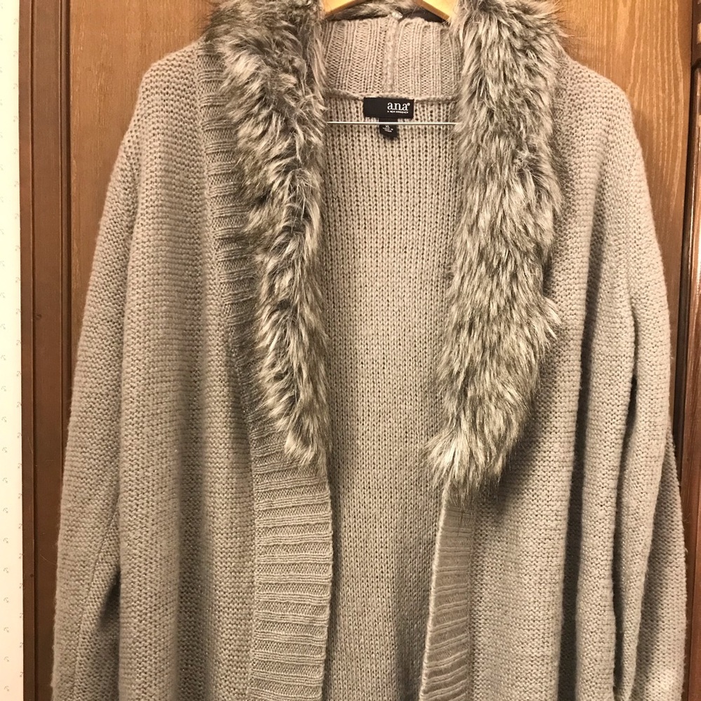 Woman’s Ana gray sweater with faux fur collar
